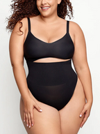 alt="Shorty sculptant femme effet lissant porté sous les vêtements"