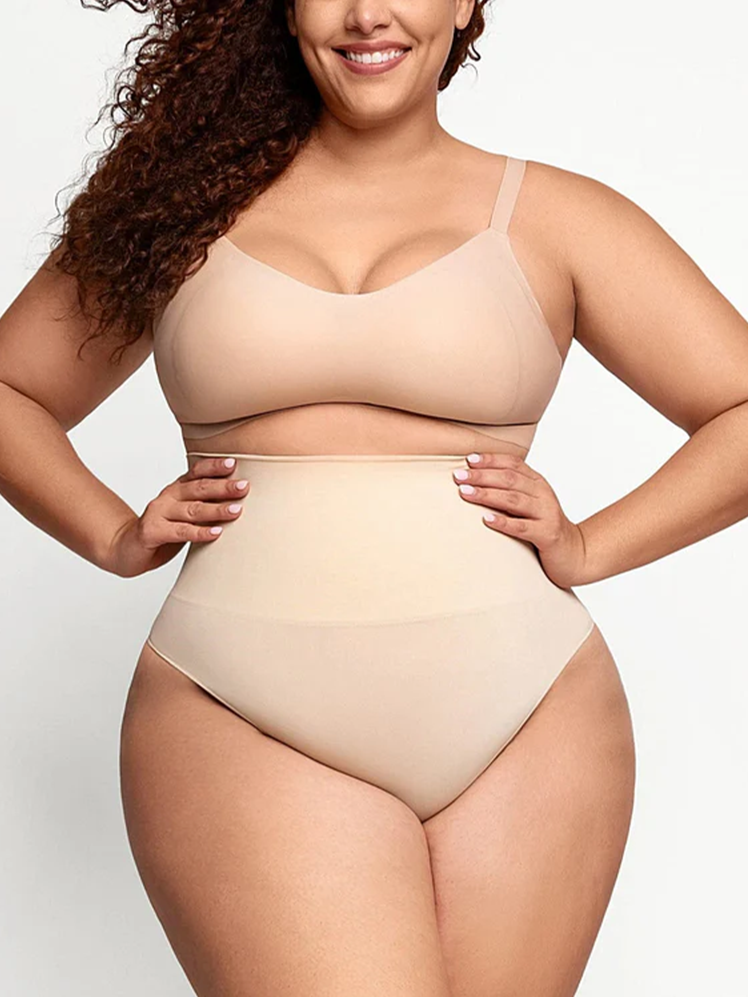 alt="Shorty sculptant femme effet lissant porté sous les vêtements"
