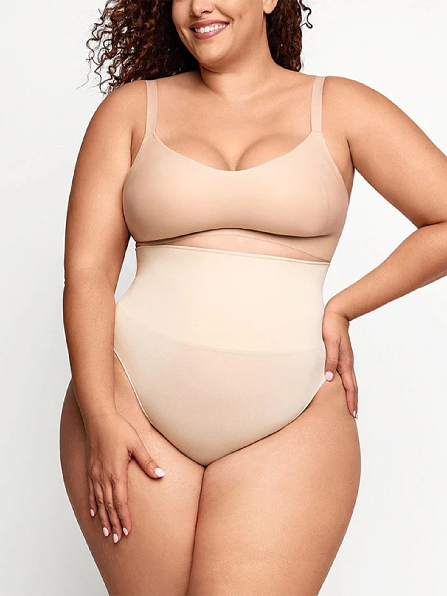 alt="Shorty sculptant femme effet lissant porté sous les vêtements"
