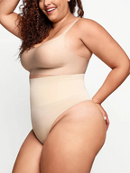 alt="Shorty sculptant femme effet lissant porté sous les vêtements"
