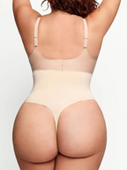 alt="Shorty sculptant femme effet lissant porté sous les vêtements"
